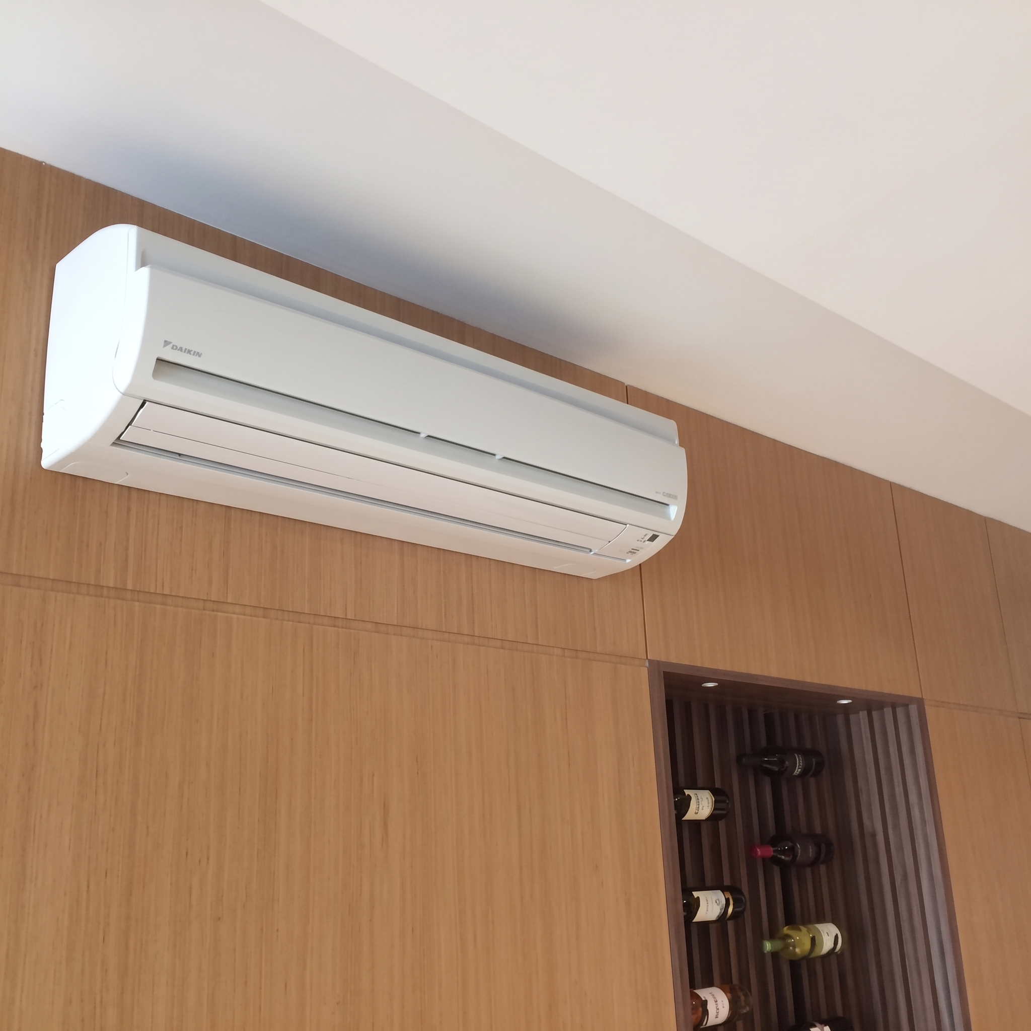 Ar-condicionado split instalado em sala residencial